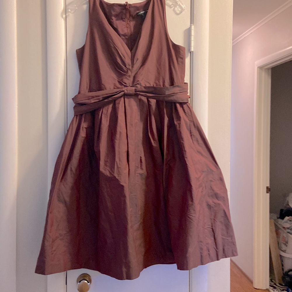 Burgundy banana republic dress with a tie at the waist. Size 12.